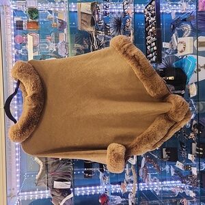 Colynn poncho NWT (b1)